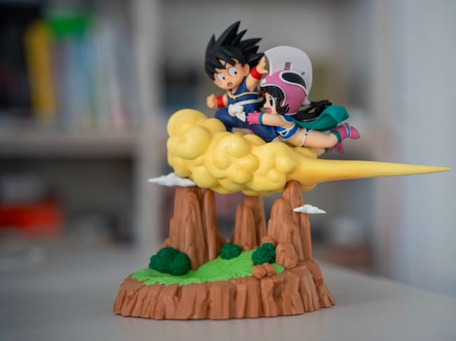 Goku y Chichi vuelan hacia el monte Frypan en la figura más bonita de Dragon Ball que puedes encontrar