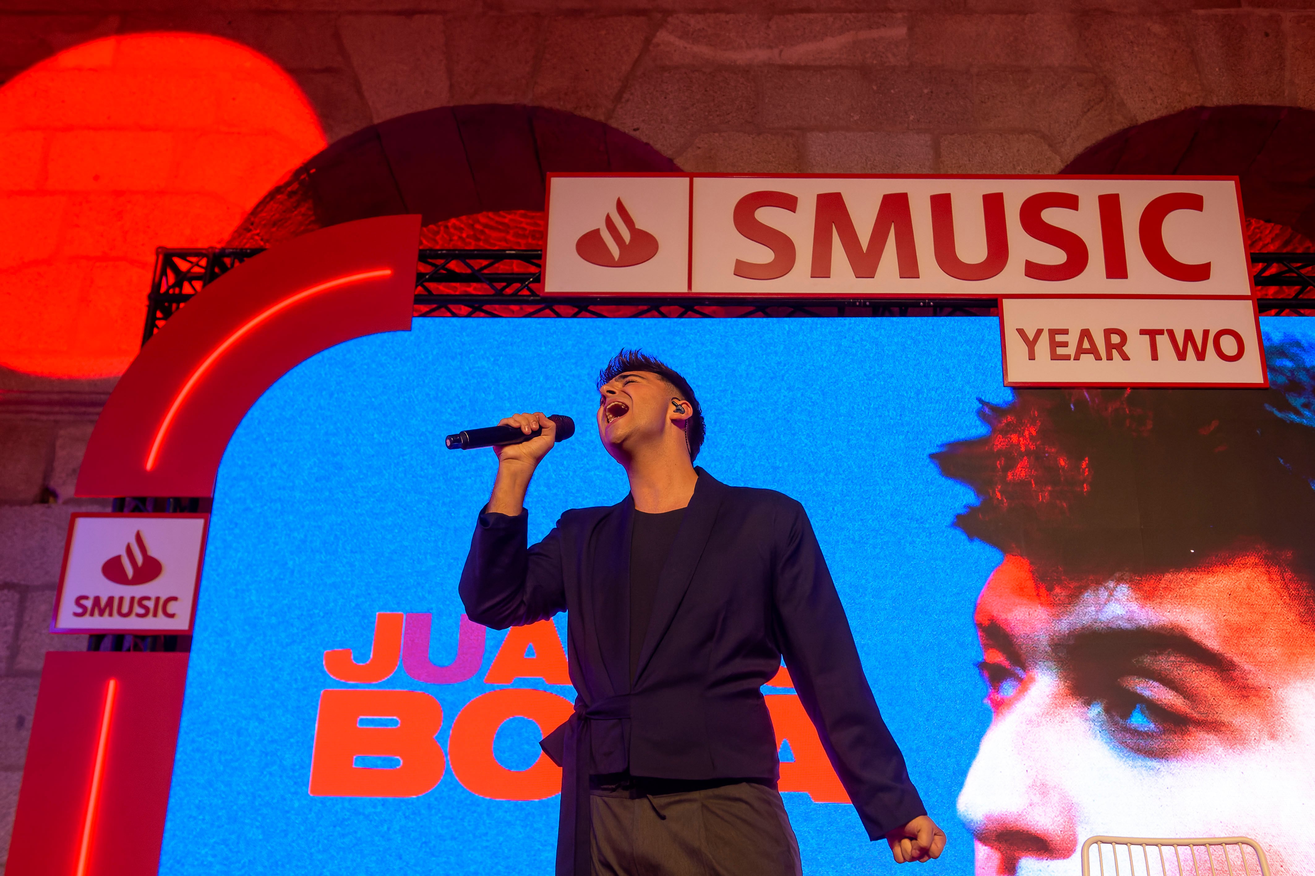 Juanjo Bona en plena actuación en la fiesta del segundo aniversario de SMUSIC en Madrid. / SMUSIC