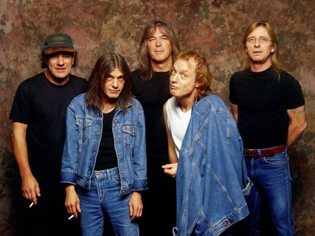 Brian Johnson, Malcolm Young, Cliff Williams, Angus Young y Phil Rudd de AC/DC.