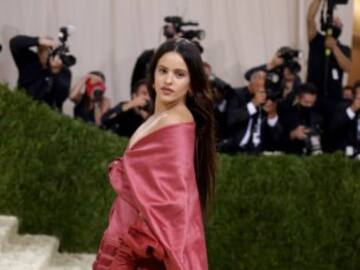 Rosalía revoluciona la MET Gala con un diseño inspirado en Lola Flores que alaba Rauw Alejandro