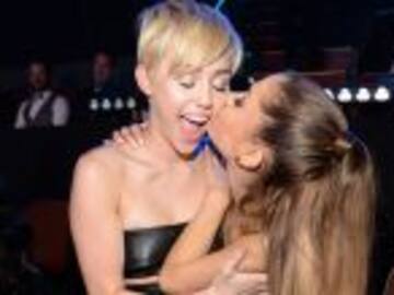 Ariana Grande y Miley Cyrus protagonizan emotivo momento