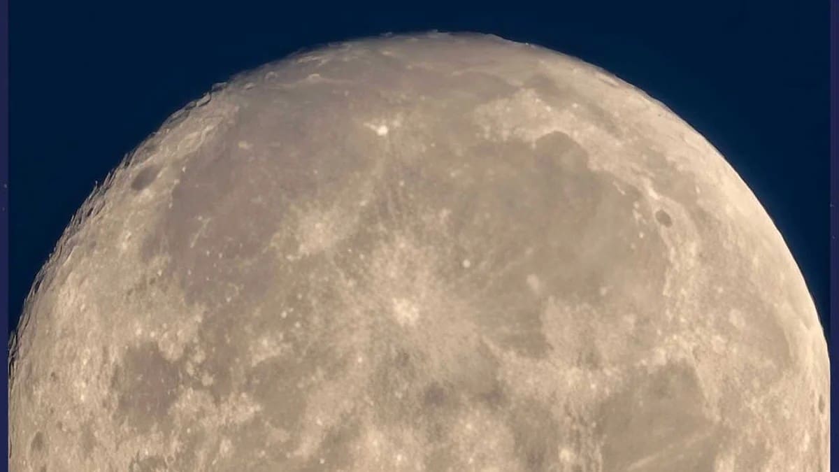 Honor hace "la de Samsung" y nos da una fotografía de la Luna para publicitar su nuevo móvil