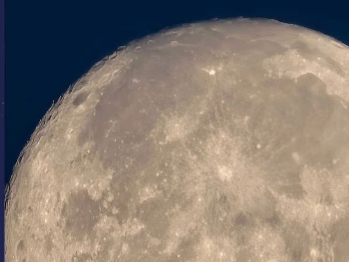 Honor hace "la de Samsung" y nos da una fotografía de la Luna para publicitar su nuevo móvil
