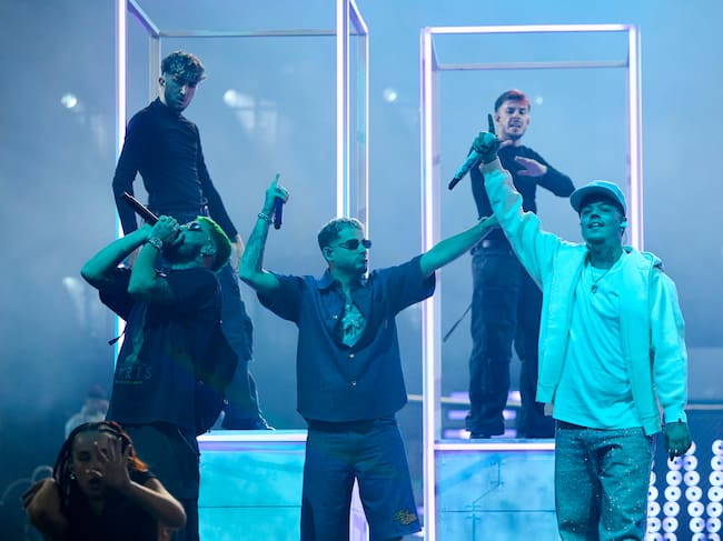 Saiko, junto a Dei V y JC Reyes, durante su actuación en LOS40 Music Awards Santander 2024.