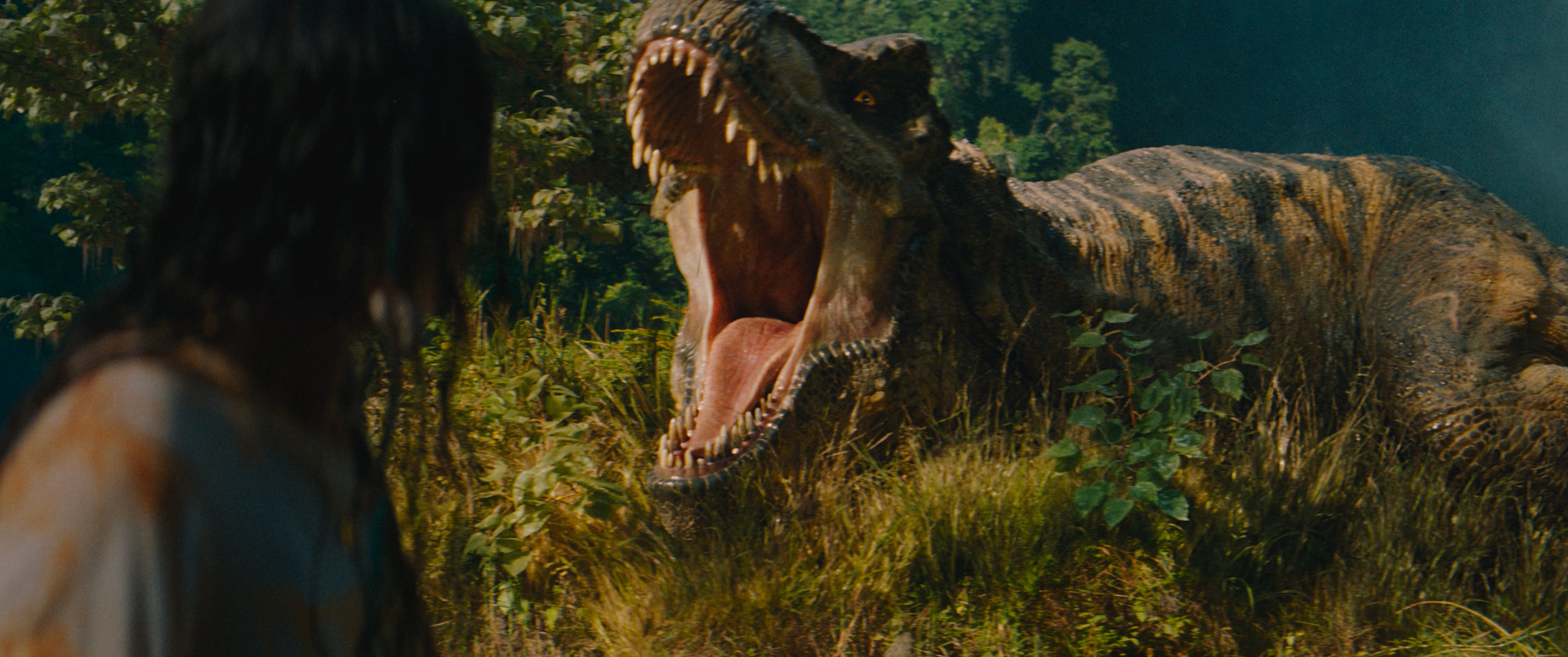 Luna Blaise y un T-Rex en &#039; Jurassic World: El Renacer&#039;. / Universal Pictures