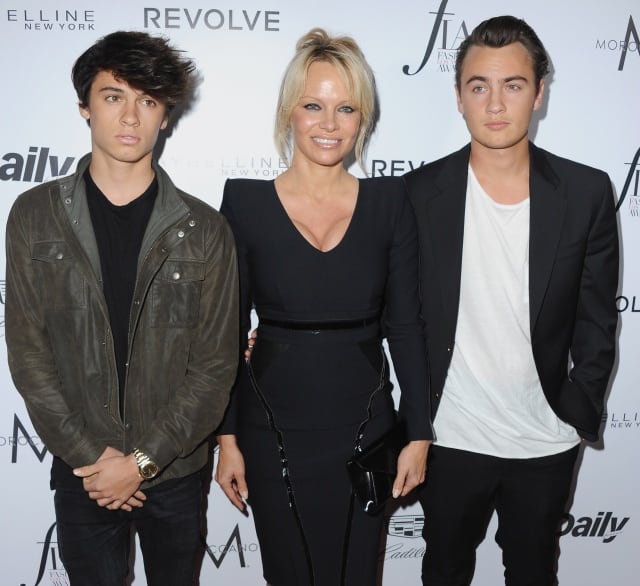 Pamela Anderson con Dylan y Brandon en 2016