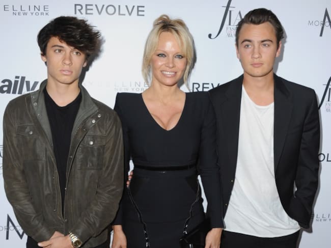 Pamela Anderson con Dylan y Brandon en 2016