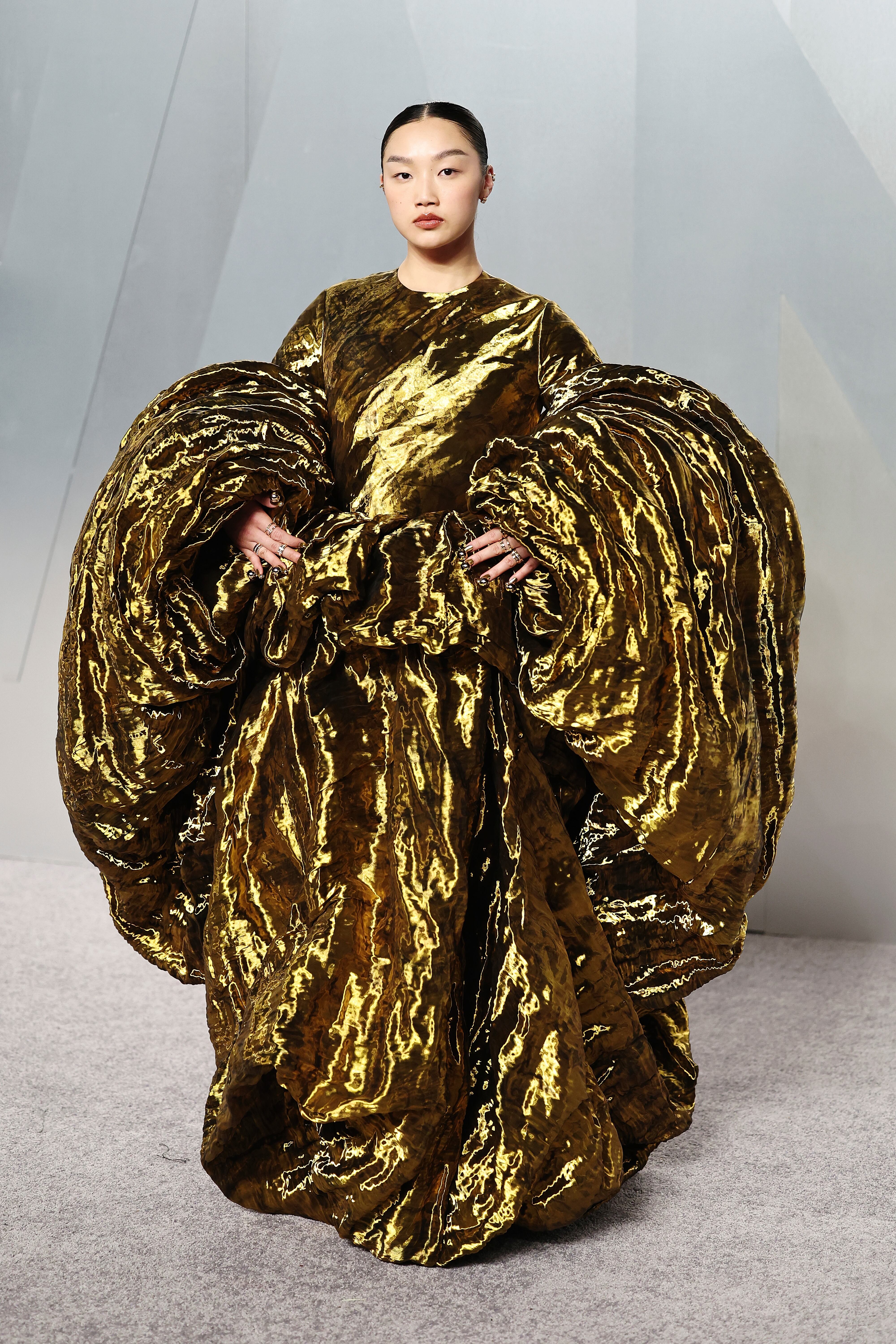 Gran noche para las chicas de Huntrix que no solo se han llevado el Oscar a la mejor canción por Golden, sino que han lucido unos estilismos para recordar. Audrey Nuna parecía una escultura con este vestido dorado, como su estatuilla.
