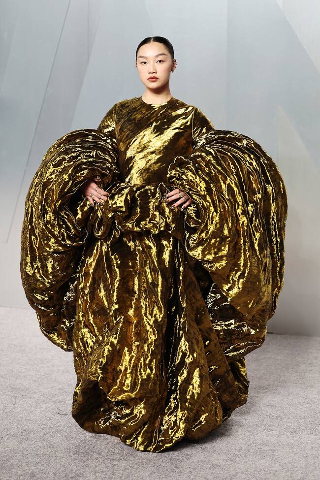 Gran noche para las chicas de Huntrix que no solo se han llevado el Oscar a la mejor canción por Golden, sino que han lucido unos estilismos para recordar. Audrey Nuna parecía una escultura con este vestido dorado, como su estatuilla.