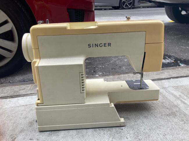 Antigua máquina de coser de la marca Singer
