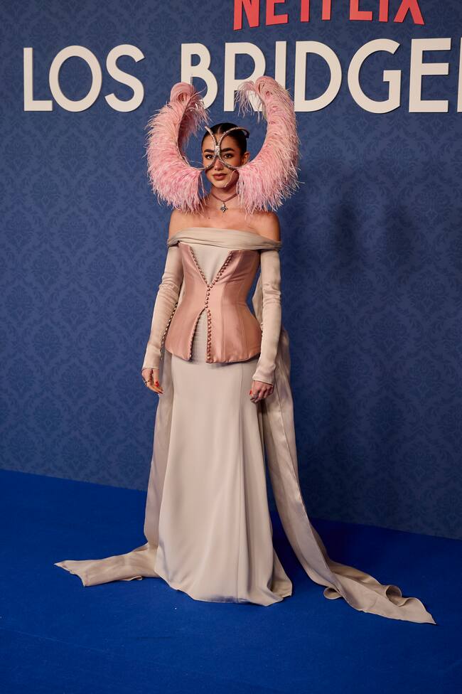 “Me muero”, comentaba Lola Lolita cuando llegaba al baile de máscaras. Ya nos fue mostrando en redes el proceso de preparación para convertirse en la cortesana encorsetada que pudimos ver en la alfombra. Aunque el vestido era una obra de arte de Vicky Martín Berrocal, los ojos se nos iban, irremediablemente, a su máscara que muy cómoda no parecía.