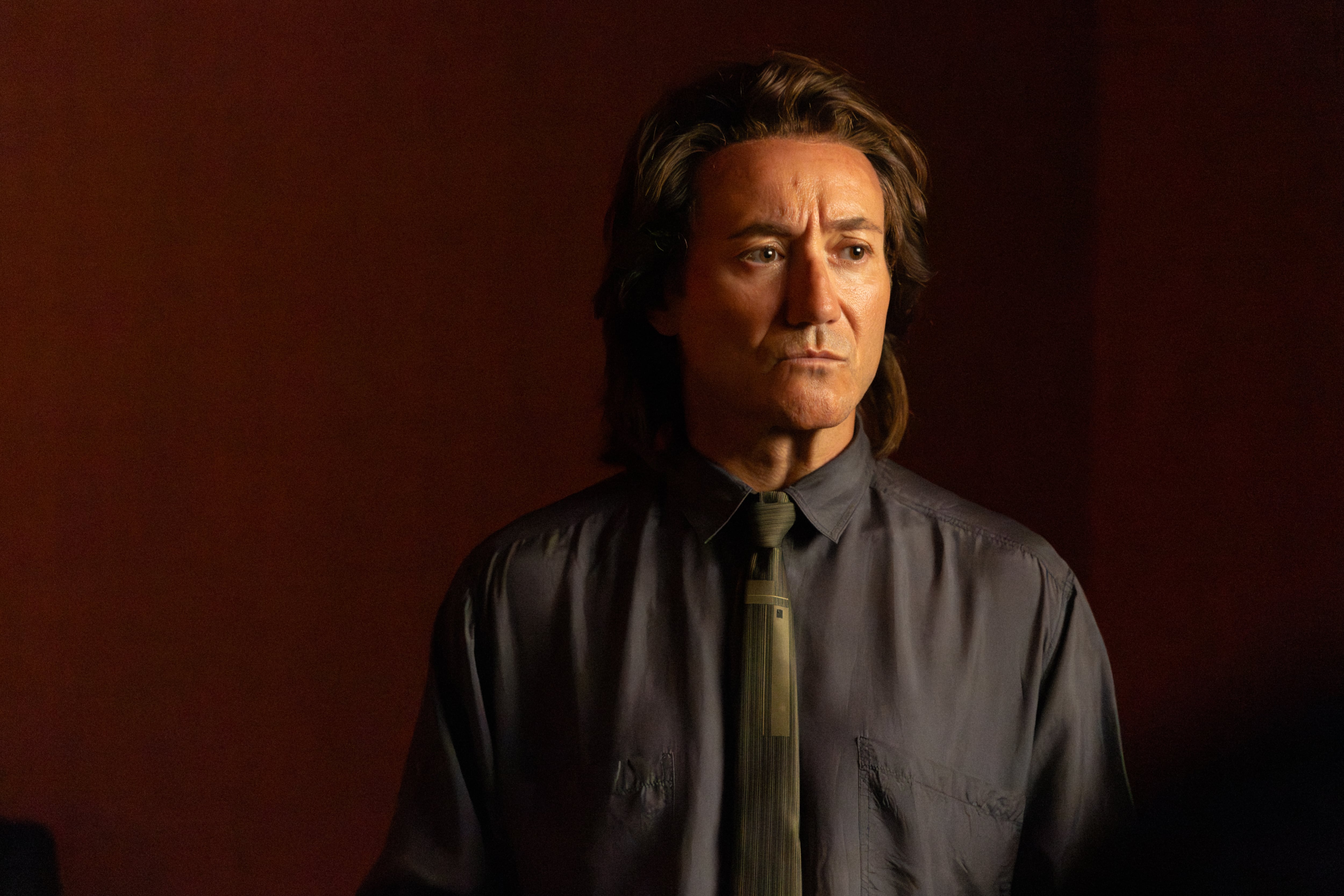 AQUEL. Carlos Santos como Raphael (38) en el episodio 07 de AQUEL. Cr. Concha de la Rosa/Netflix © 2025