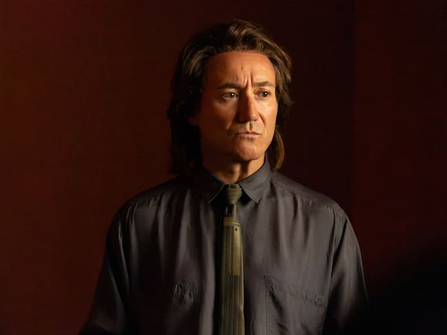 AQUEL. Carlos Santos como Raphael (38) en el episodio 07 de AQUEL. Cr. Concha de la Rosa/Netflix © 2025