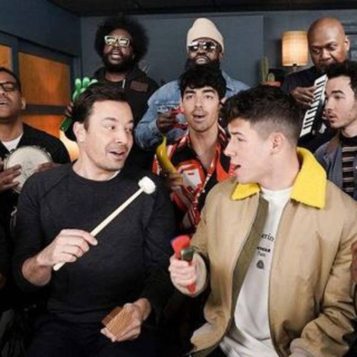 ¡Los Jonas Brothers se animaron a cantar con instrumentos de juguete!