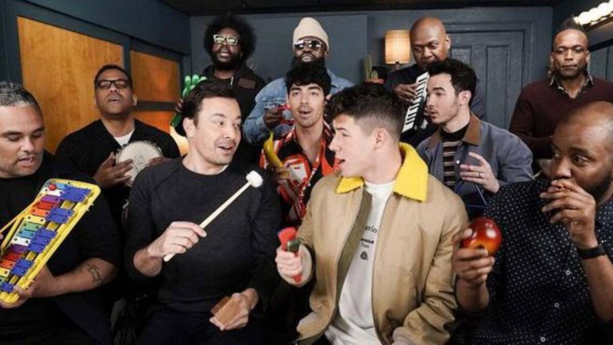 ¡Los Jonas Brothers se animaron a cantar con instrumentos de juguete!