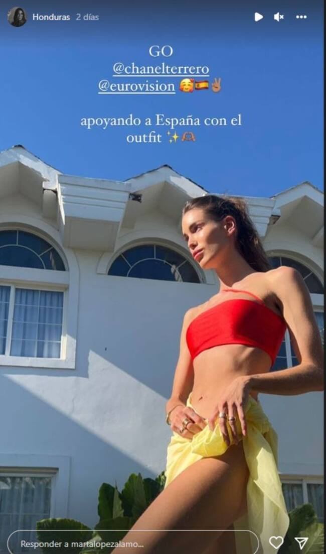 Marta López de rojo y amarillo