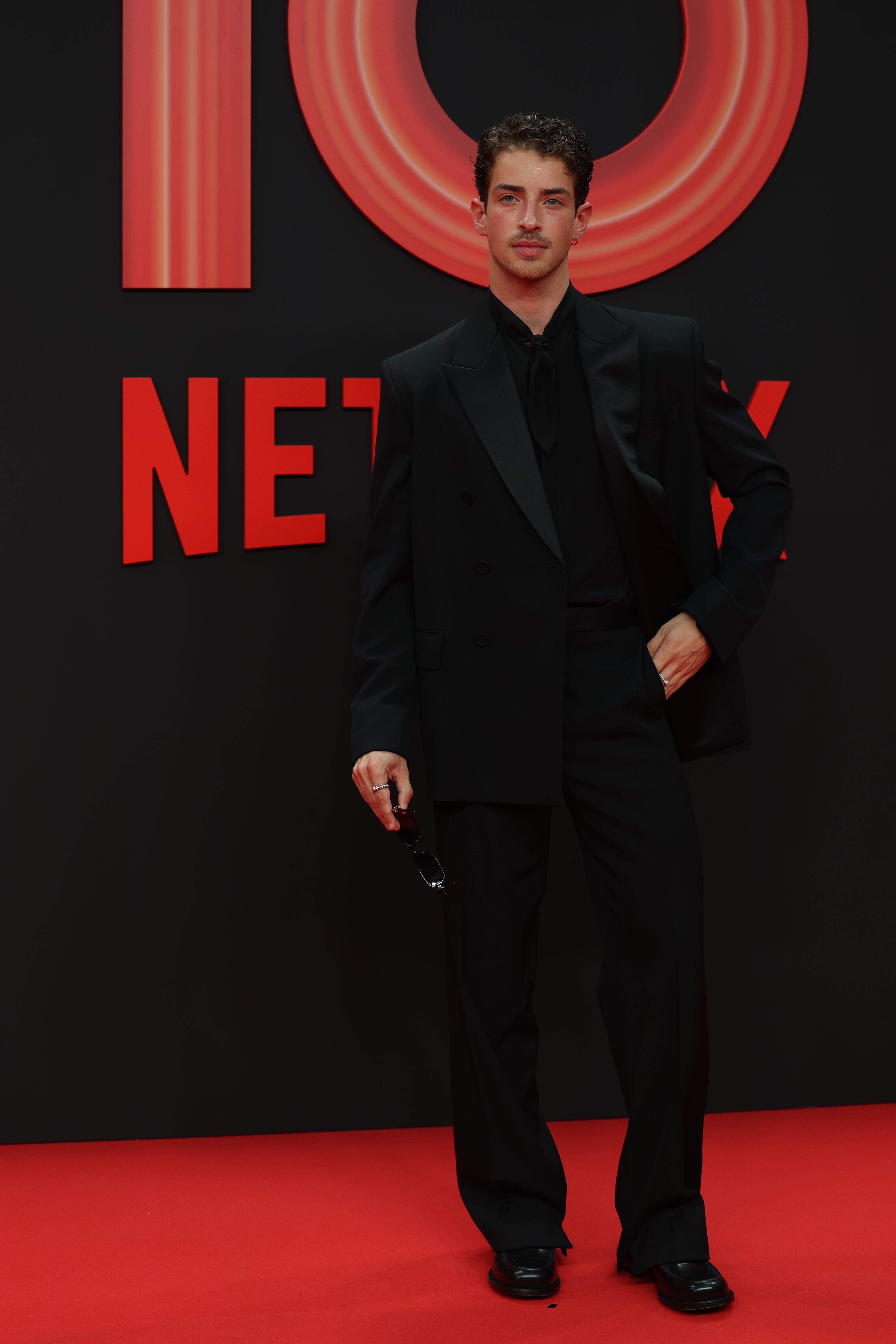 Mientras esperamos la nueva temporada de 'Respira', Manu Ríos se deja ver con un total look negro.