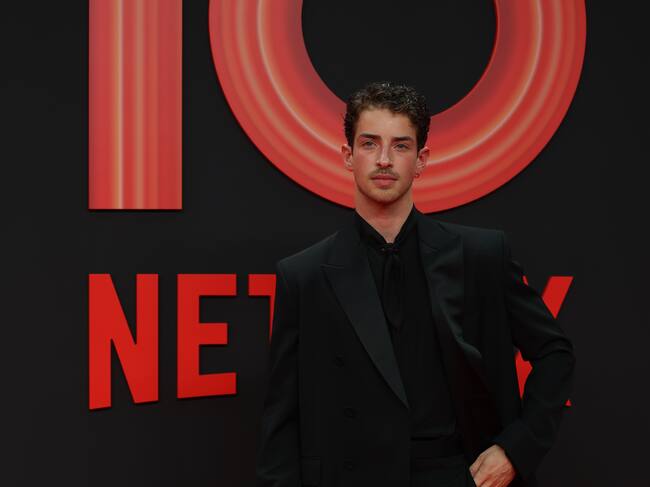 Mientras esperamos la nueva temporada de 'Respira', Manu Ríos se deja ver con un total look negro.