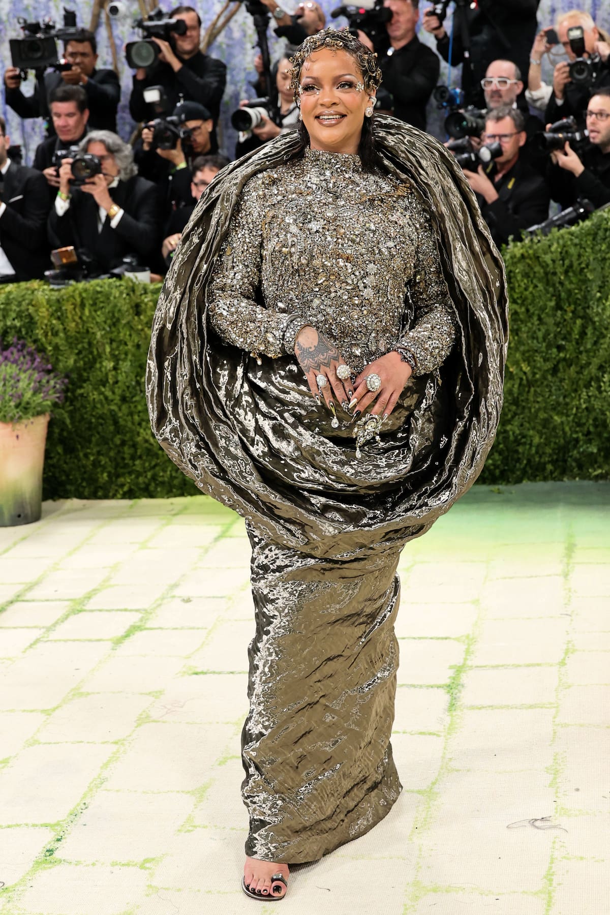 La cantante de Barbados apareció junto a A$AP Rocky vestida de Maison Margiela por Glenn Martens con un ondeante traje inspirado en el arte de Flandes.