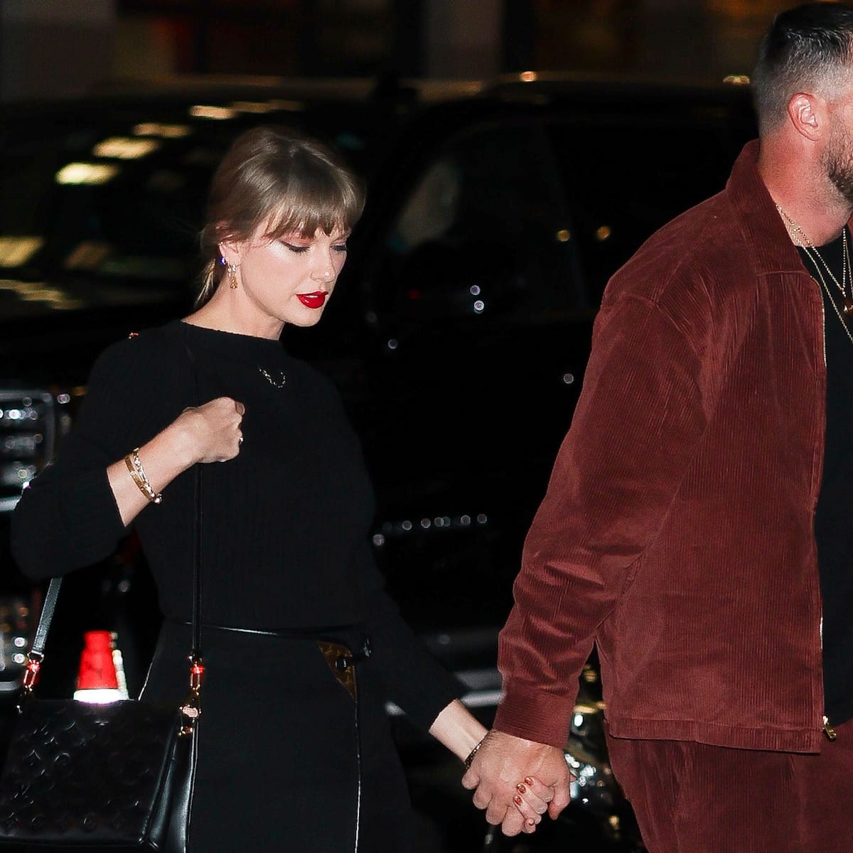 Taylor Swift, Travis Kelce y su historia de amor inspiran ‘Sucedió un domingo’: “Me vi cautivada por su épica magia”