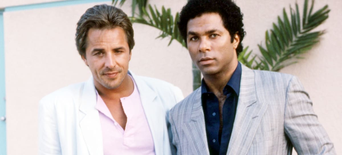 Don Johnson y Philip Michael Thomas, como James 'Sonny' Crockett y Ricardo Tubbs en Miami Vice (Corrupción en Miami) en 1985