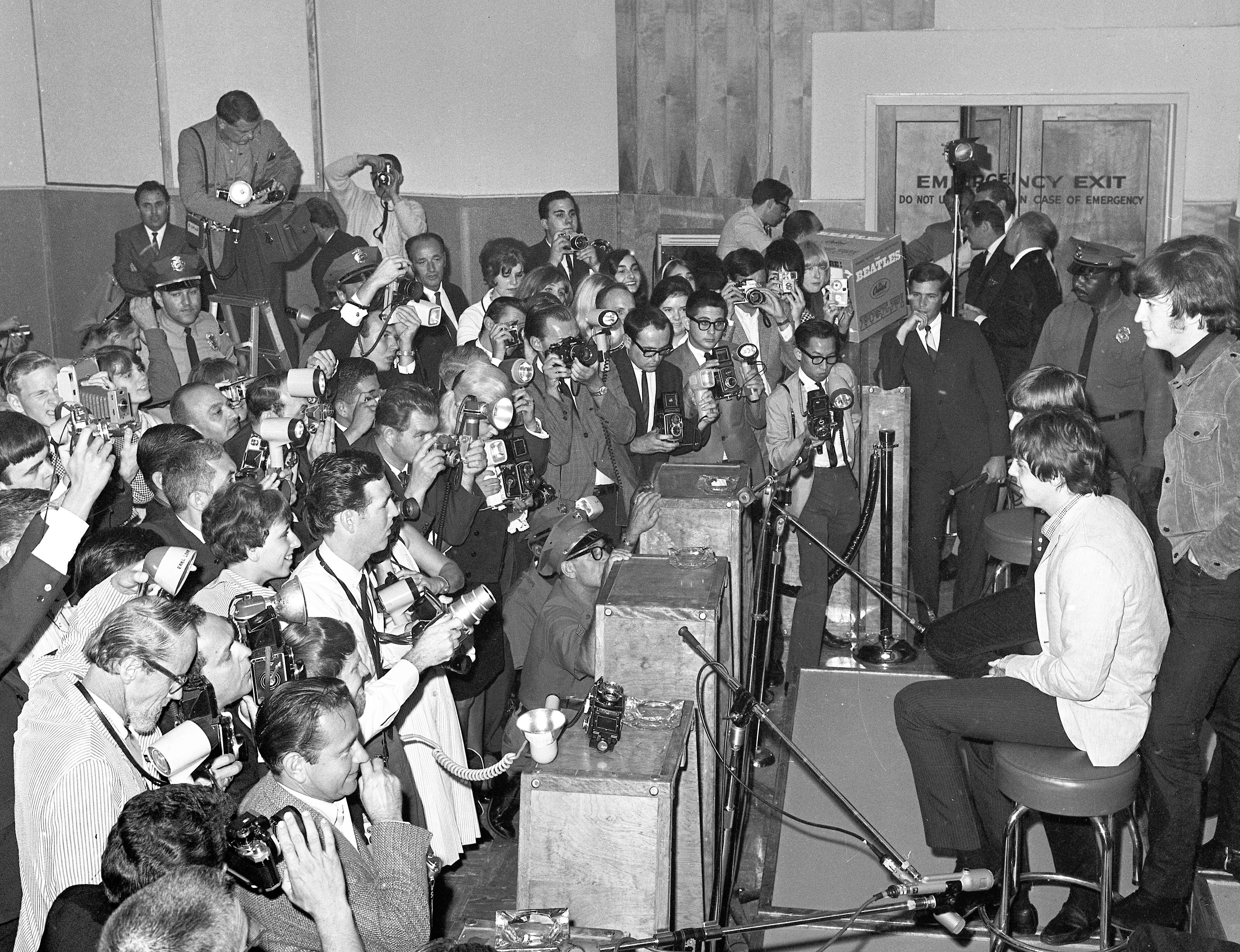 Los Beatles en una rueda de prensa en 1965