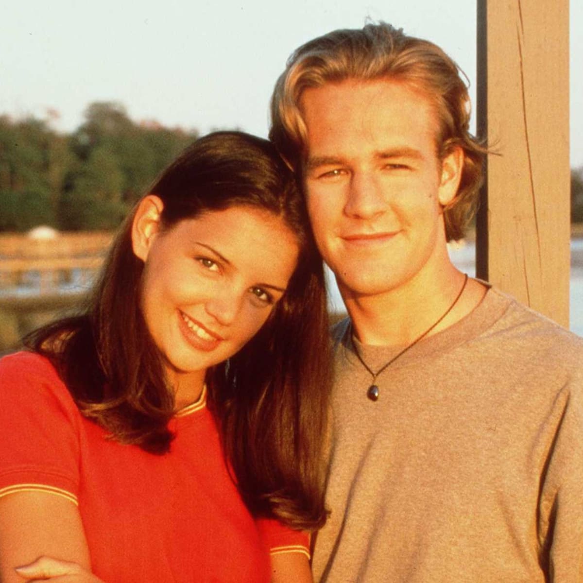 Katie Holmes, compañera inolvidable de James Van Der Beek en 'Dawson Crece', le escribe una carta de despedida: "Aventuras de una juventud única"