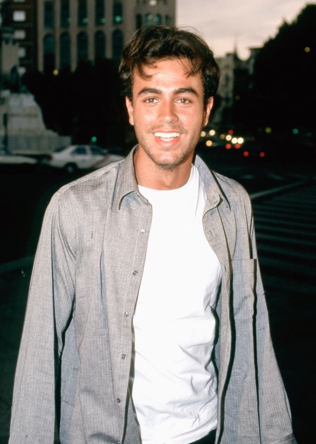 Un jovencísimo Enrique Iglesias comenzaba a sonar en LOS40.