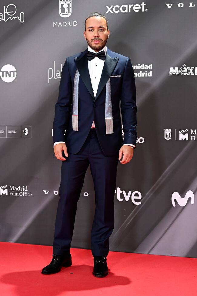 Seguimos sumando músicos a esta alfombra y volvemos a ver a uno de ellos con pajarita.