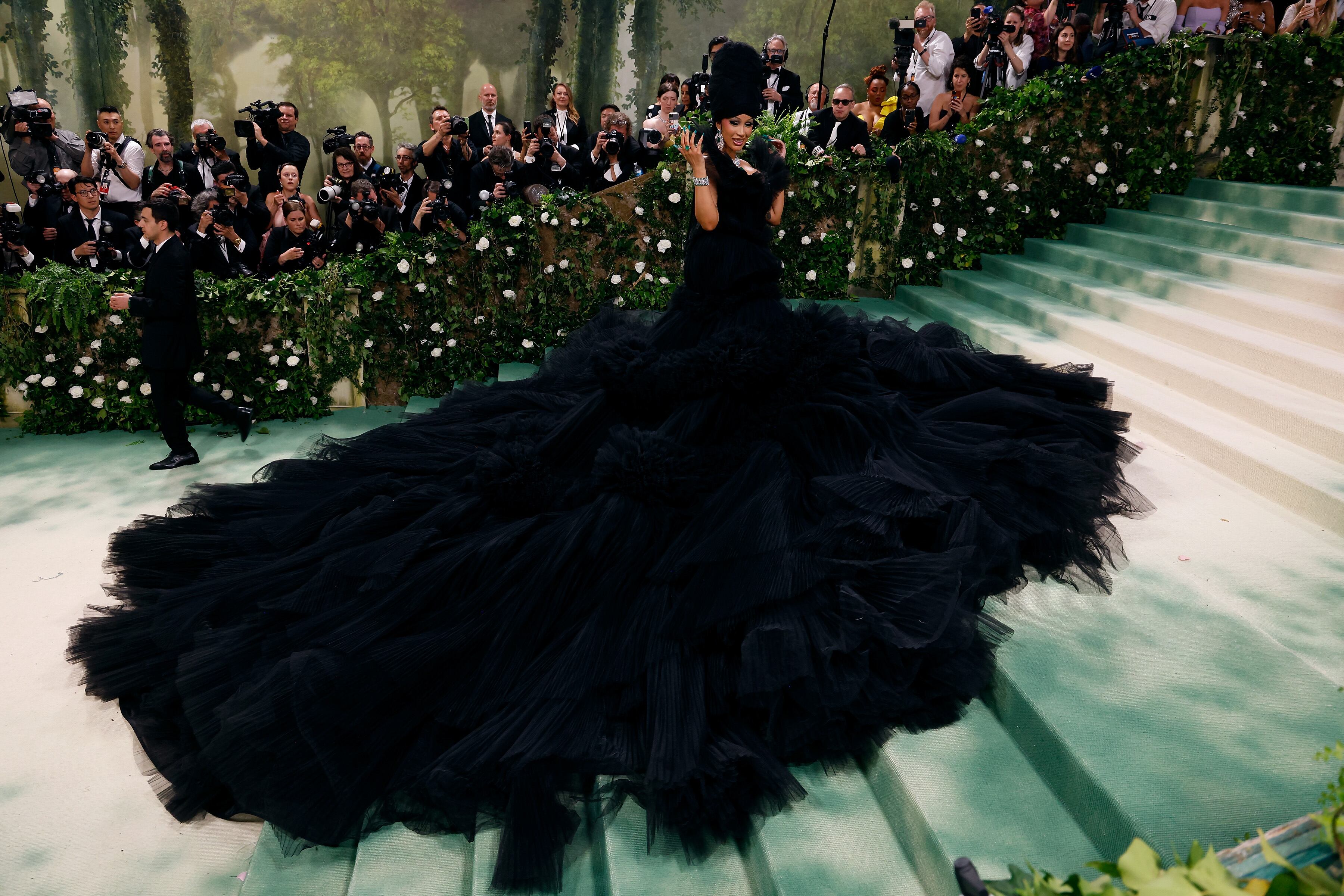 Sin duda, el vestido más voluminoso de la noche fue Cardi B. Un diseño que pesaba más que la cantante y que necesitó de hasta 9 hombres para moverlo. Capas de tul negro que no pasaron desapercibidas.