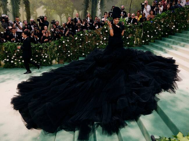 Sin duda, el vestido más voluminoso de la noche fue Cardi B. Un diseño que pesaba más que la cantante y que necesitó de hasta 9 hombres para moverlo. Capas de tul negro que no pasaron desapercibidas.