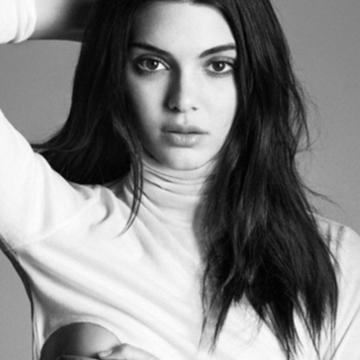 Kendall Jenner sufre aparatosa caída