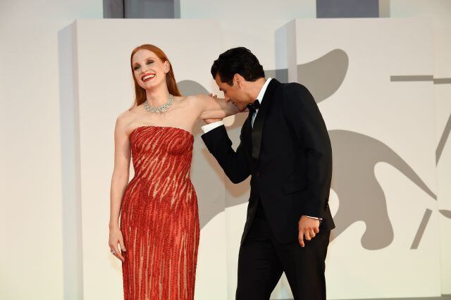 Oscar Isaac y Jessica Chastain en alfombra roja de Festival de Venecia