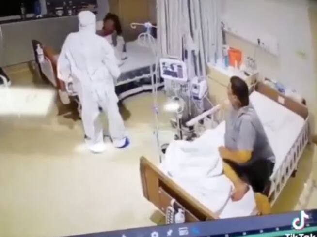La mujer, al ver al enfermero, gritó del susto