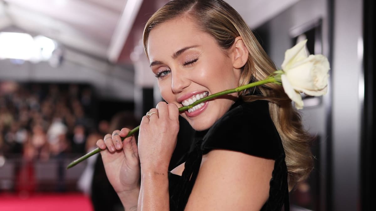 Lo nuevo de Miley Cyrus es un remix con Kid Laroi y un beso con el tiktoker KingMoxu