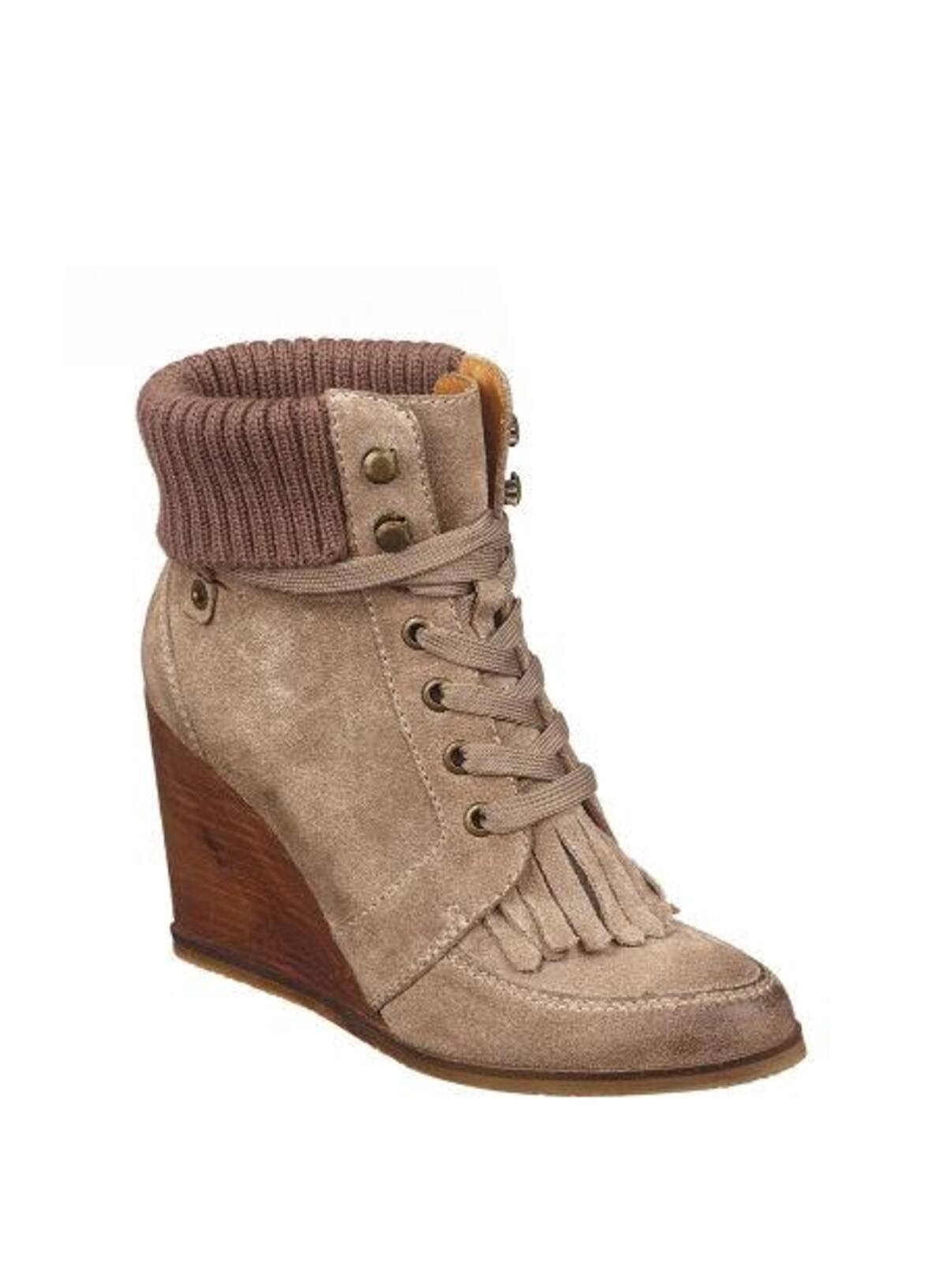 Botín con cuña de Pepe Jeans en color marrón, con cierre de cordones y detalle de flecos en la puntera.