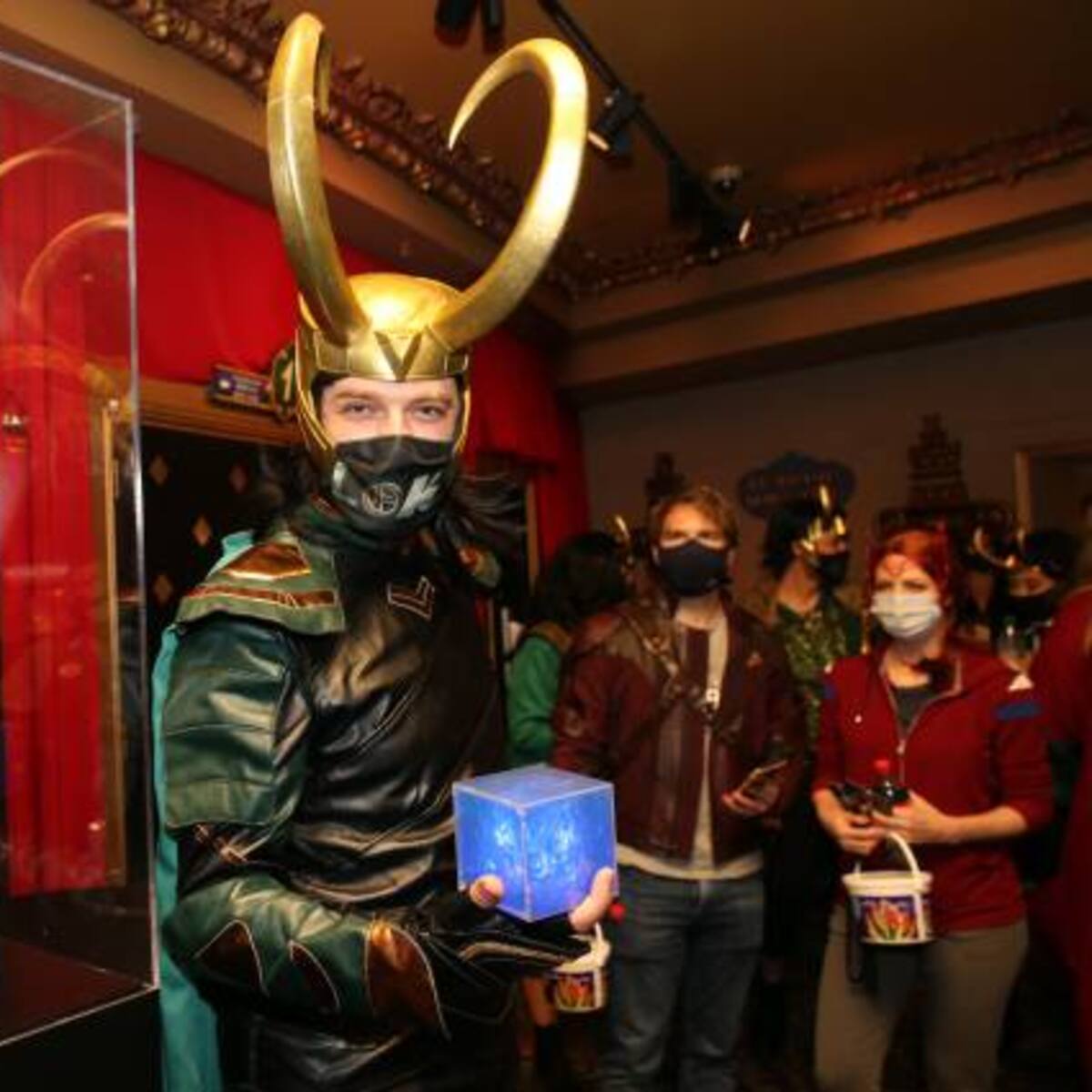 Tom Hiddleston, Sophia Di Martino, Owen Wilson y Kevin Feige presenciacon los lanzamientos de Loki