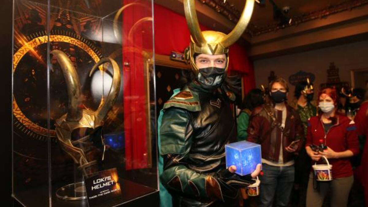 Tom Hiddleston, Sophia Di Martino, Owen Wilson y Kevin Feige presenciacon los lanzamientos de Loki