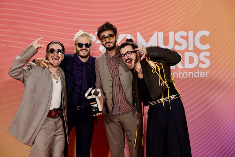La banda que hace vibrar: Morat se lleva el premio a Mejor Artista o Grupo en Directo. ¡Cada concierto suyo es pura energía!