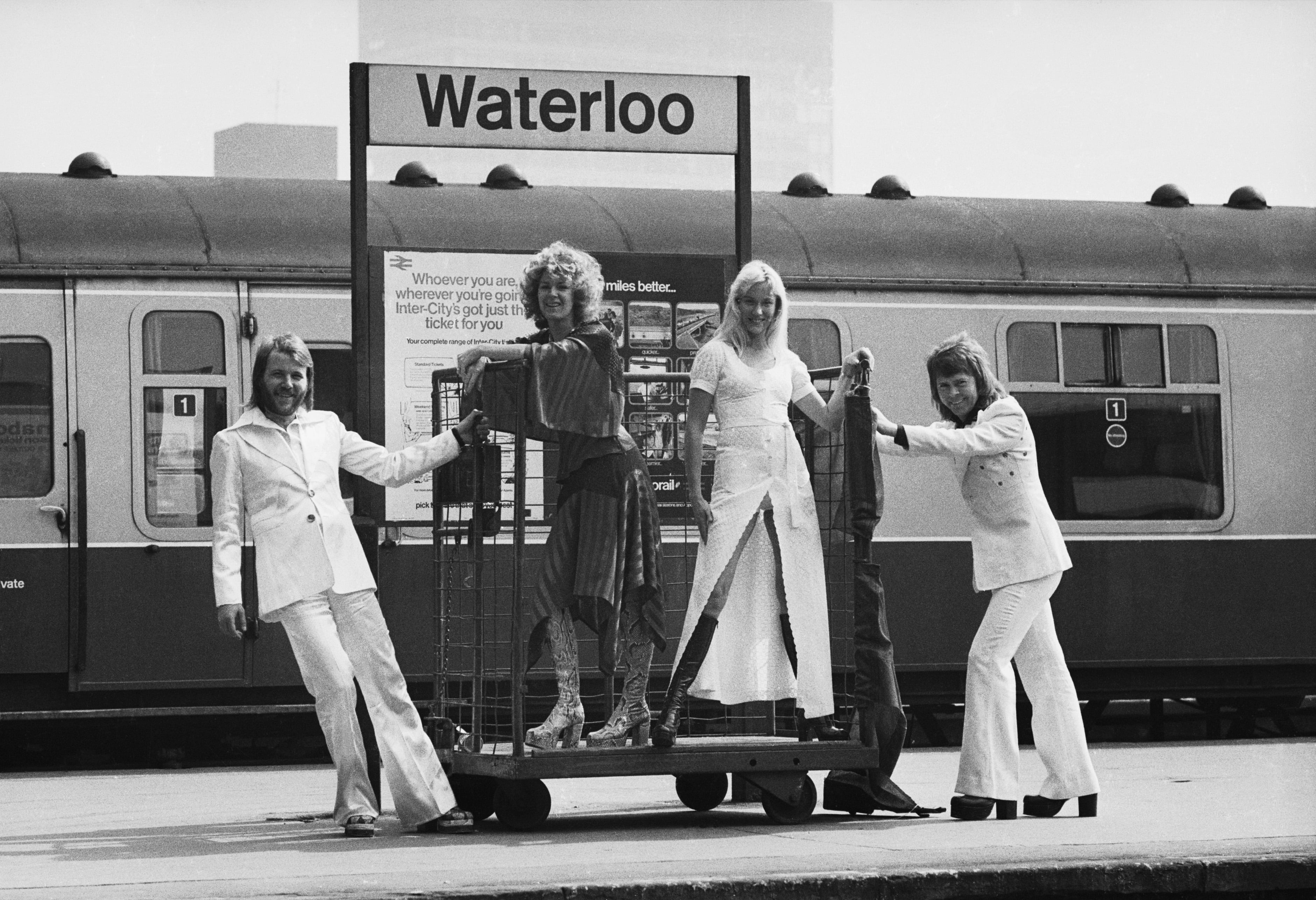 Benny Andersson, Anni-Frid Lyngstad, Agnetha Faltskog y Bjorn Ulvaeus, integrantes de ABBA, posando en la estación de Waterloo, 10 de abril de 1974.