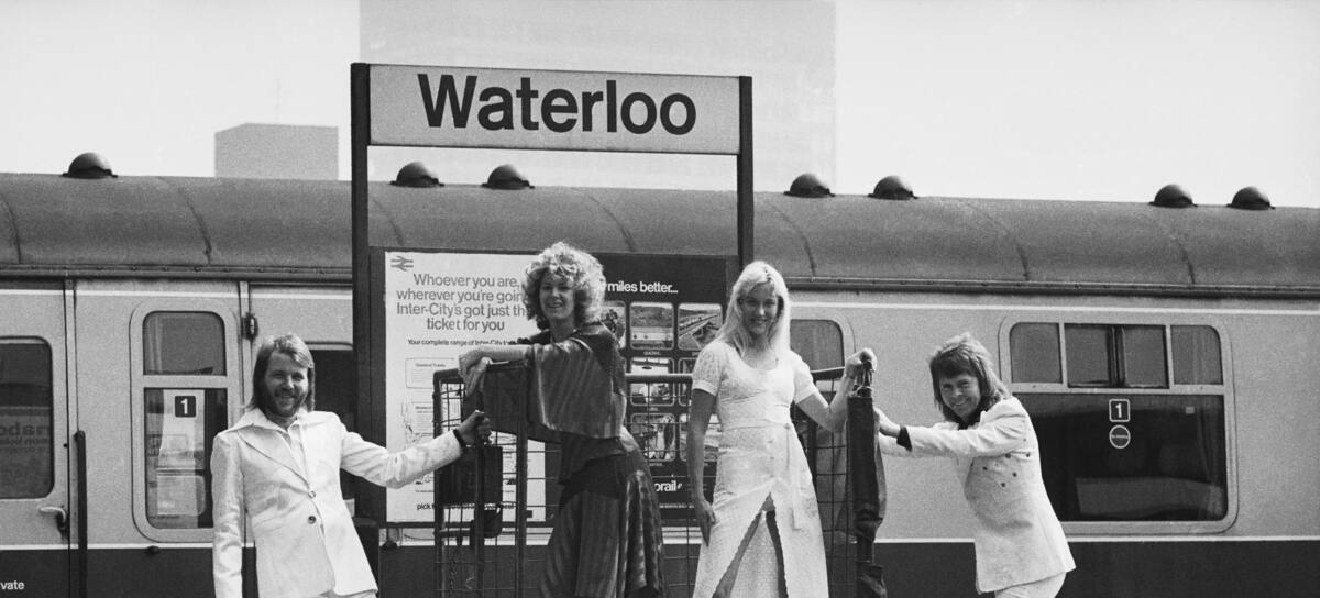 Benny Andersson, Anni-Frid Lyngstad, Agnetha Faltskog y Bjorn Ulvaeus, integrantes de ABBA, posando en la estación de Waterloo, 10 de abril de 1974.