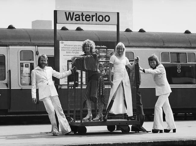 Benny Andersson, Anni-Frid Lyngstad, Agnetha Faltskog y Bjorn Ulvaeus, integrantes de ABBA, posando en la estación de Waterloo, 10 de abril de 1974.