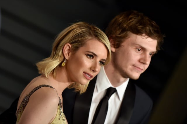 Emma Roberts y Evan Peters en la fiesta de los Oscar de 2018 de Vanity Fair