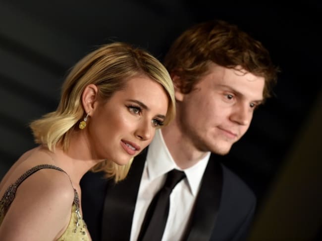 Emma Roberts y Evan Peters en la fiesta de los Oscar de 2018 de Vanity Fair