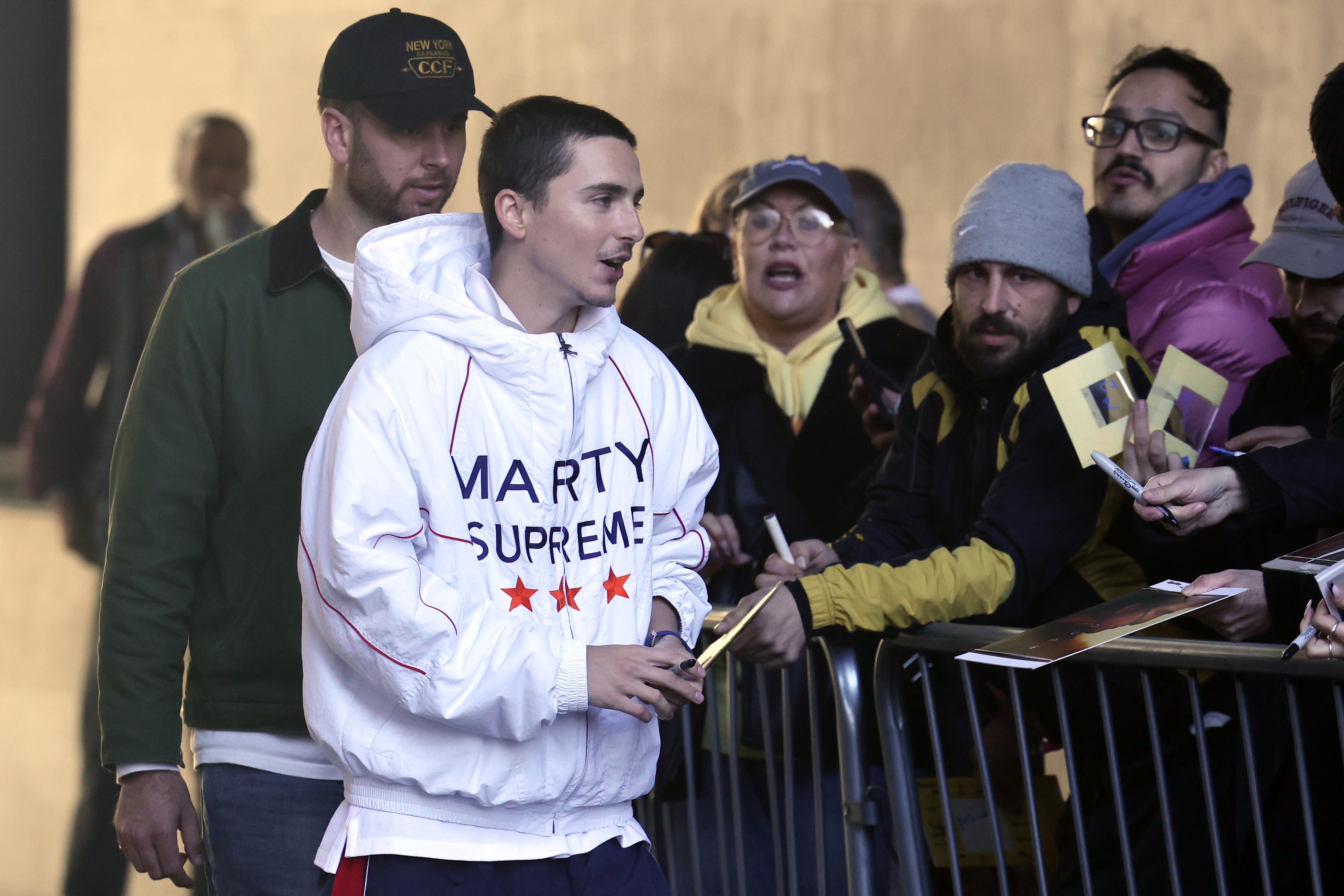 Timothée Chalamet con la chaqueta de 'Marty Supreme' en la promoción de la película en diciembre de 2025. / Neil Mockford