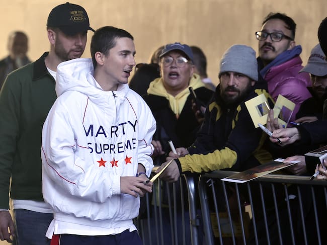 Timothée Chalamet con la chaqueta de 'Marty Supreme' en la promoción de la película en diciembre de 2025. / Neil Mockford