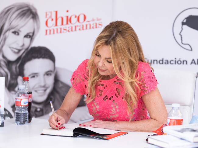 Ana Obregón firmando 'El Chico de las Musarañas'.