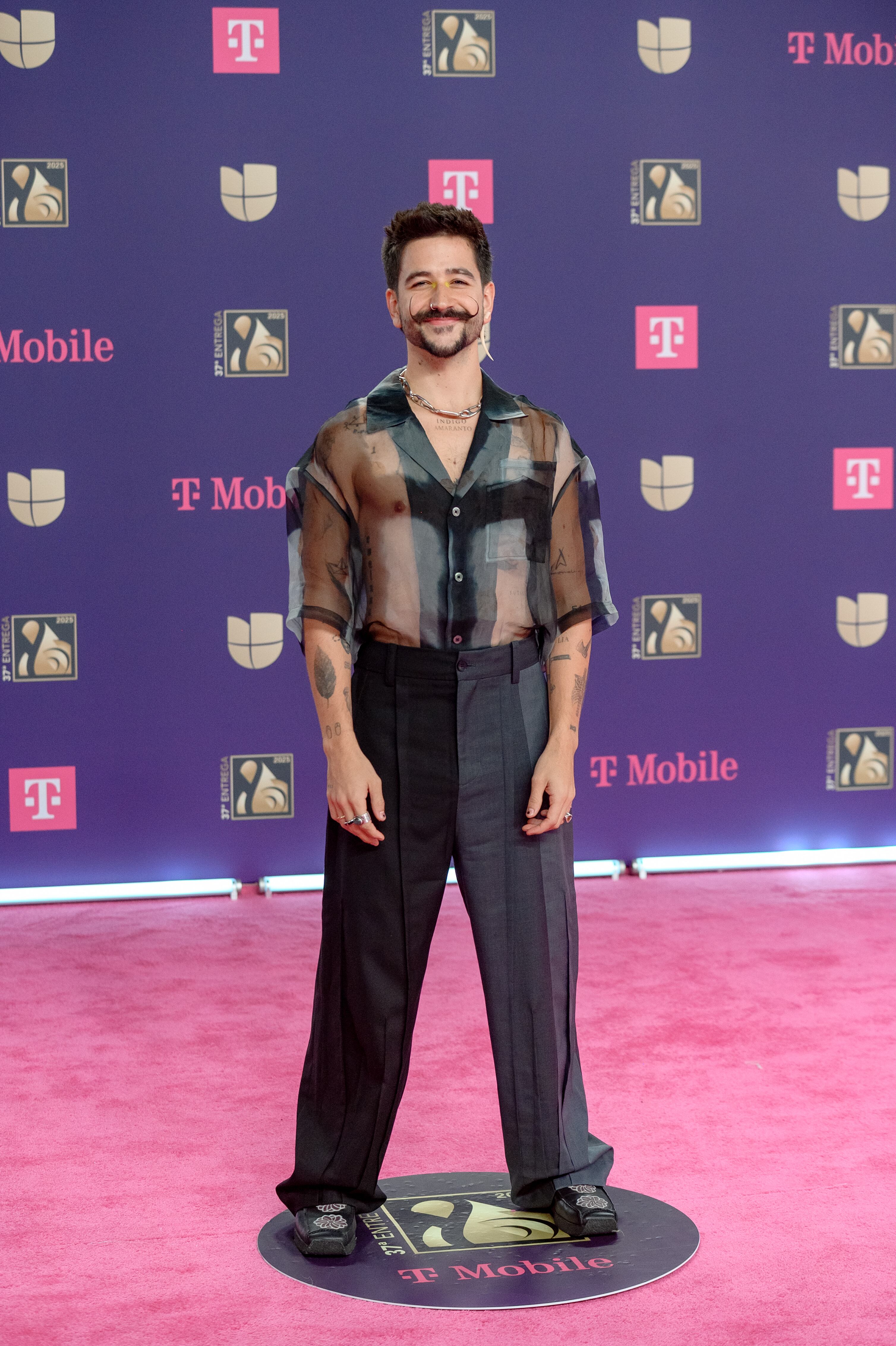 No fue extraño ver a Camilo con transparencias en la camisa, de él nos podemos esperar cualquier cosa, pero sí fue raro verle sin Evaluna al lado.