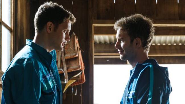 Joan Pedrola y Carlos Soroa interpretando a Orson y Eloy, una de las parejas de 'Bienvenidos a Edén'.