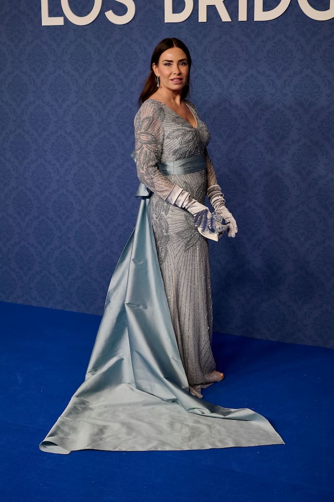 “Hoy me he sentido muy Daphne Basset en el estreno de la segunda parte de la última temporada de @bridgertonnetflix Os confieso que no sabía si ir o no, porque ha sido el primer evento al que he ido desde que he dado a luz y con la lactancia materna no es fácil en ningún sentido, y tampoco estoy recuperada física ni mentalmente, pero @netflixes ha organizado un evento precioso🎭 Enamorada de este vestido, perfecto para la ocasión, de mi querida @rosa_clara”, escribía en sus redes Marta Carriedo.